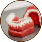 <span class="medatanai">目立たない矯正</span></br>マウスピース型矯正装置